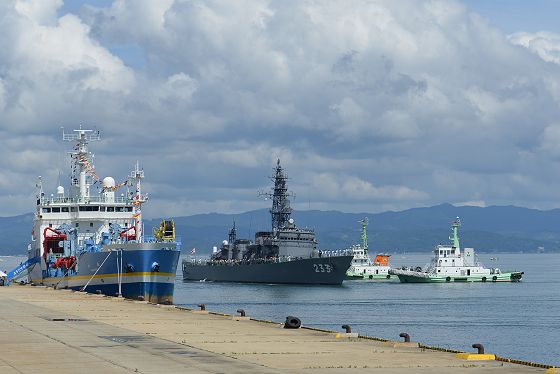 伏木港の万葉埠頭を離岸する護衛艦ちくま