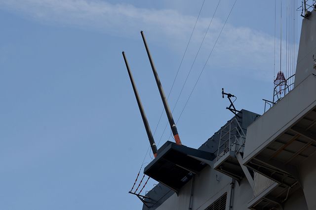 第1煙突上部から右舷に突き出る長距離通信アンテナ