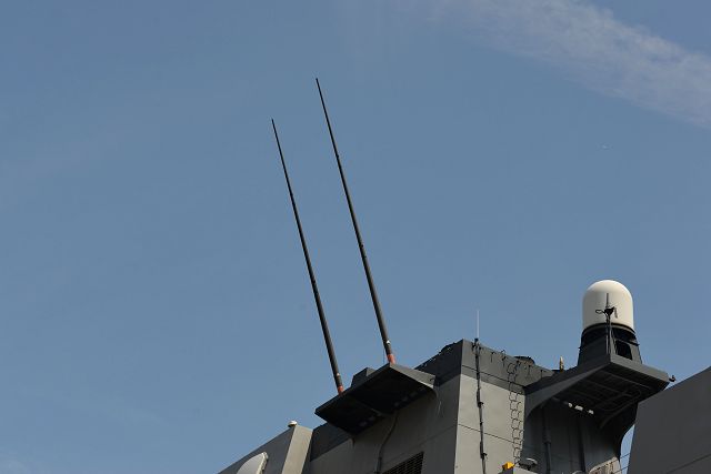 第2煙突上部から右舷に突き出る長距離通信アンテナ