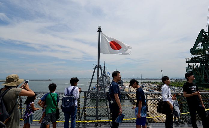 飛行甲板から見た艦首旗竿