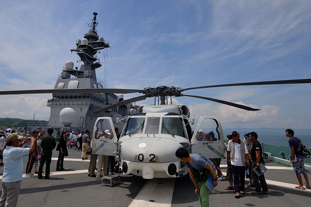 ヘリコプター搭載護衛艦 ひゅうがの飛行甲板で展示される哨戒ヘリコプター SH-60J