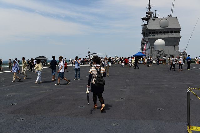 ヘリコプター搭載護衛艦 かが 飛行甲板