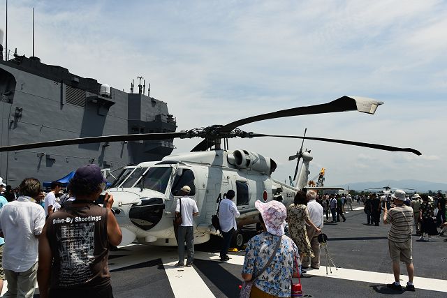 ヘリコプター搭載護衛艦 ひゅうがの飛行甲板で展示される哨戒ヘリコプター SH-60K