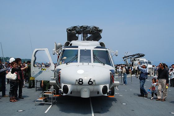 メインローターを折り畳んだ哨戒ヘリコプター SH-60Jの機体正面
