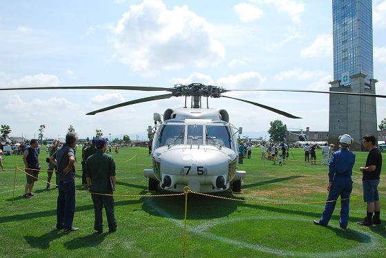 哨戒ヘリコプター SH-60J 機体正面