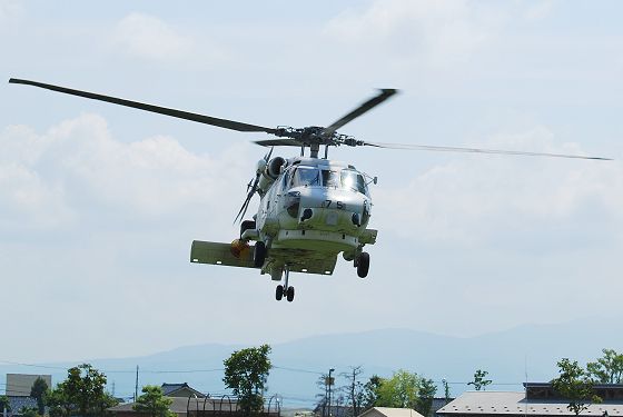 飛行中の哨戒ヘリコプター SH-60Jの機体正面