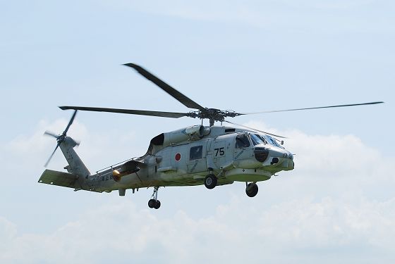 飛行中の哨戒ヘリコプター SH-60Jの機体右面