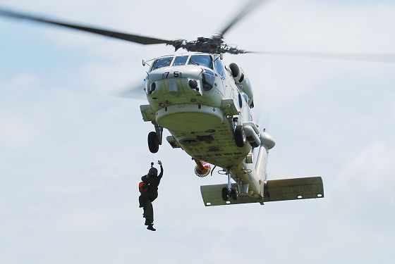救助用ホイストを用いた救難飛行展示を行なう哨戒ヘリコプター SH-60J