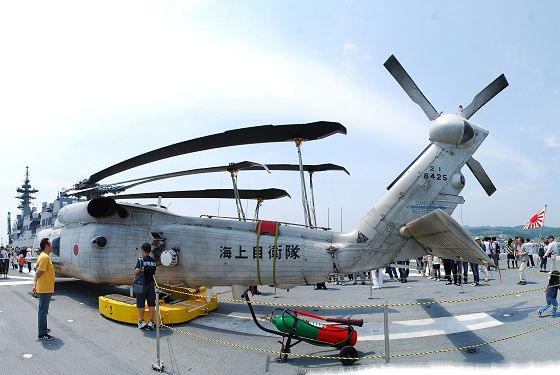 >ヘリコプター搭載護衛艦 ひゅうがの飛行甲板で展示される哨戒ヘリコプター SH-60K