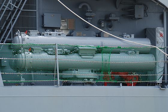 船外から見た68式324mm 3連装短魚雷発射管