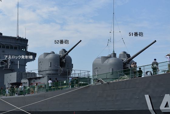 右舷外から見た2門の73式54口径5インチ単装速射砲