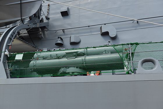艦外から見た 3連装短魚雷発射管 HOS-301