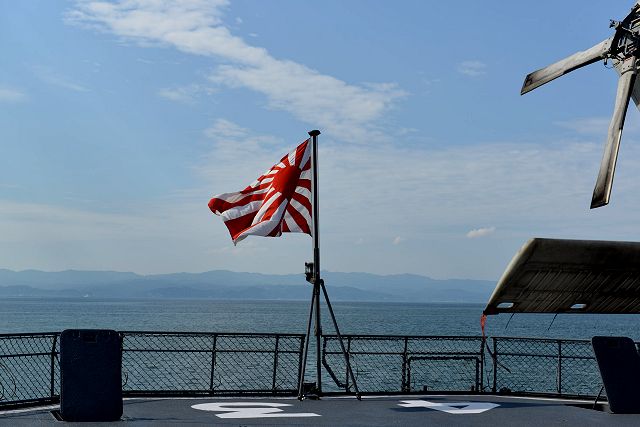 飛行甲板から見た自衛艦旗と富山湾