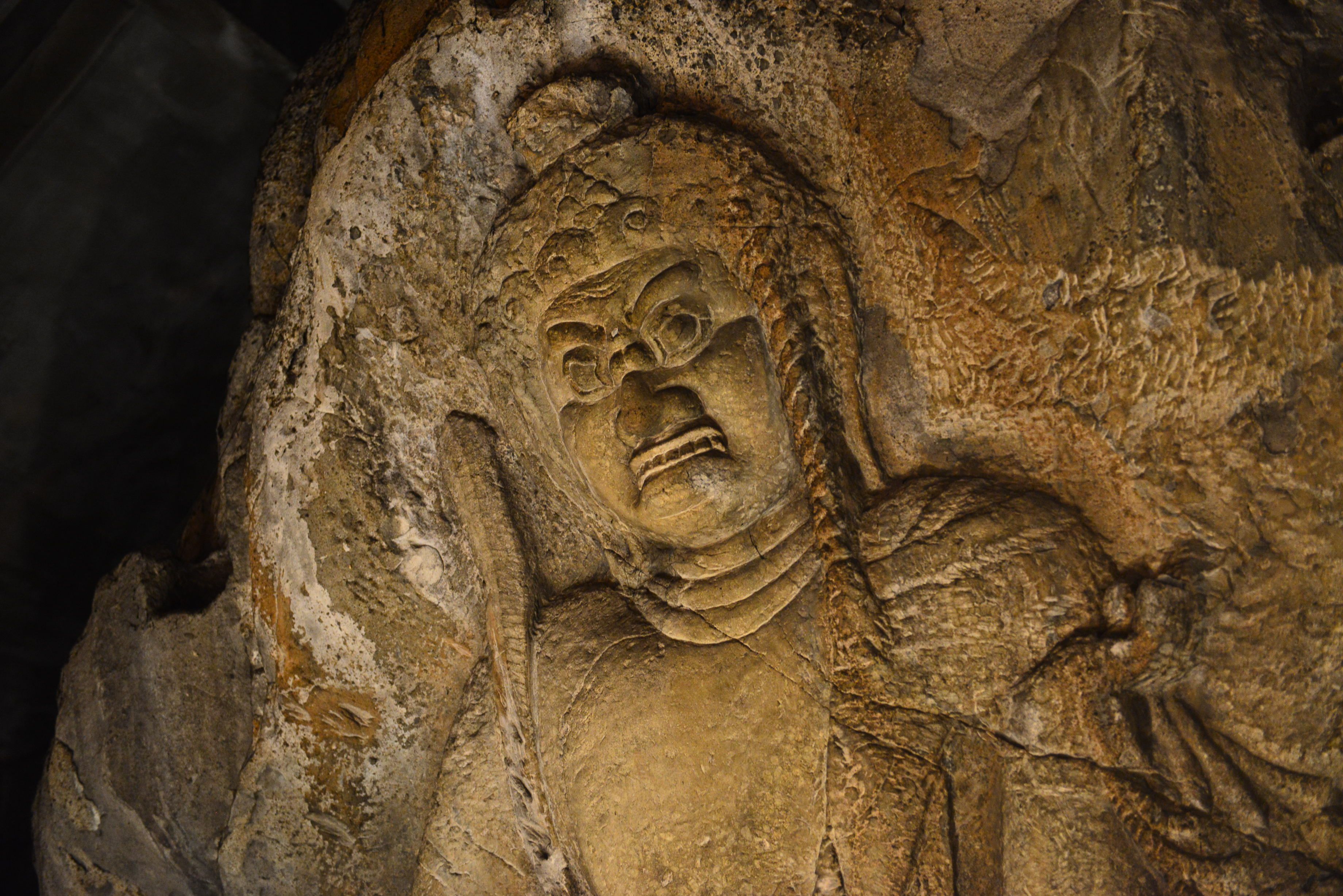 日石寺摩崖仏、不動明王座像