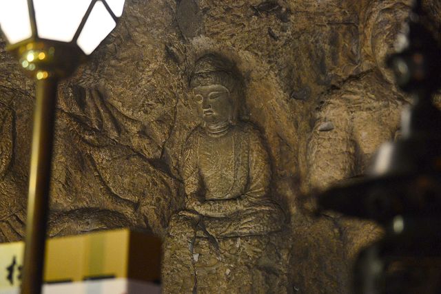 日石寺摩崖仏、阿弥陀如来座像