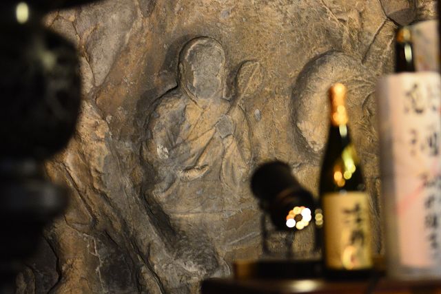 日石寺摩崖仏、行基菩薩座像