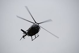 観測ヘリコプターによる偵察飛行