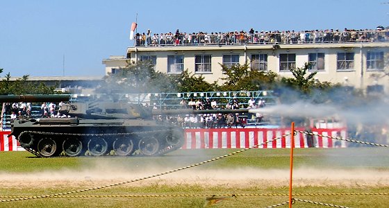 戦闘訓練展示での74式戦車