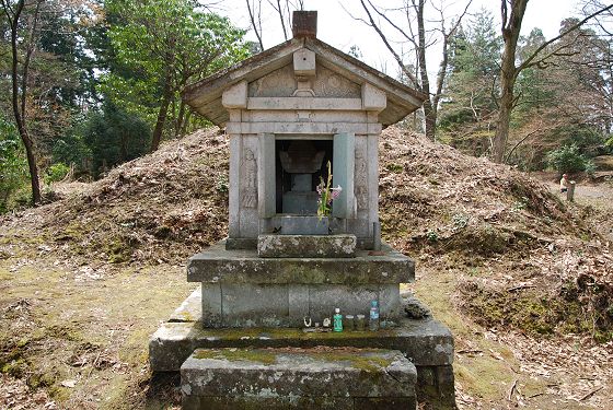 前田道貞の石廟