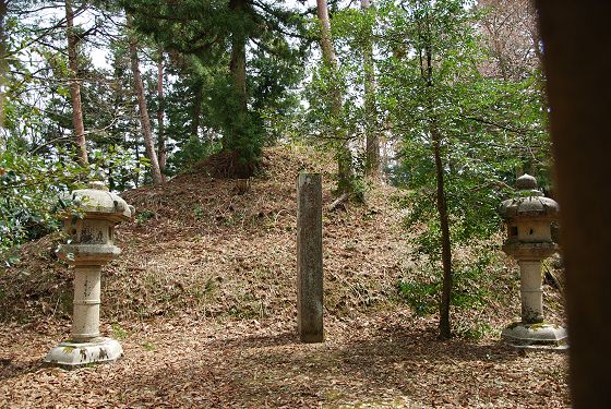 前田斉広公の墳墓