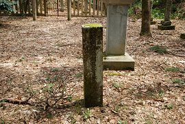 墓所の石柱