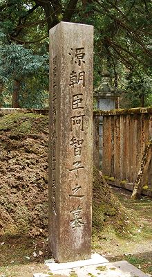清泰院の墓碑