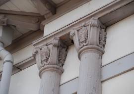 正面中央二階の付け柱の柱頭