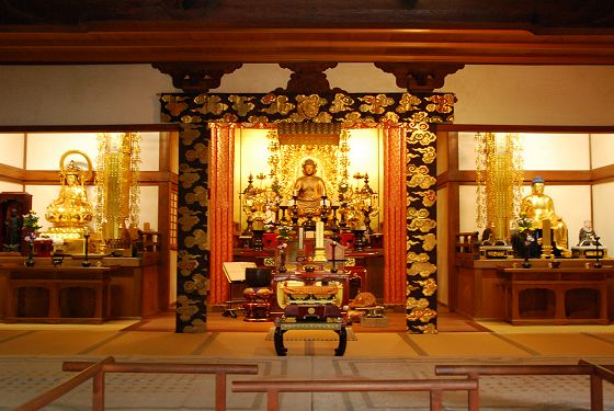 本堂内部の仏像