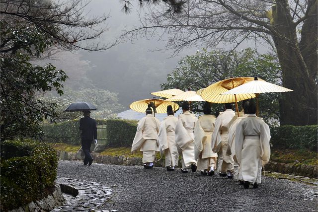孝明天皇陵へ向かう番傘を差した神主さんの行列