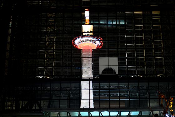 JR京都駅のガラス壁面に映る京都タワー