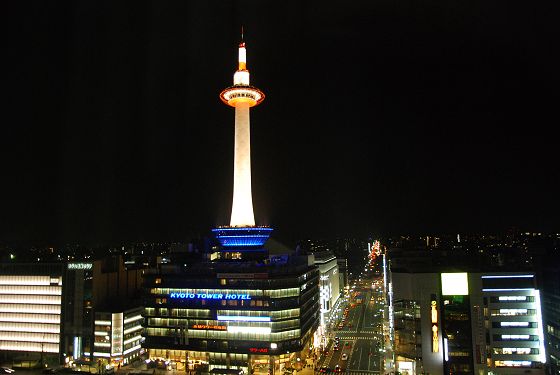 ホテルグランヴィア京都から見た京都タワーと烏丸通の夜景