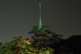 高台寺から見た夜の祗園閣