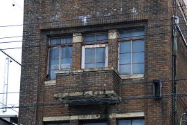 3階の窓とバルコニー