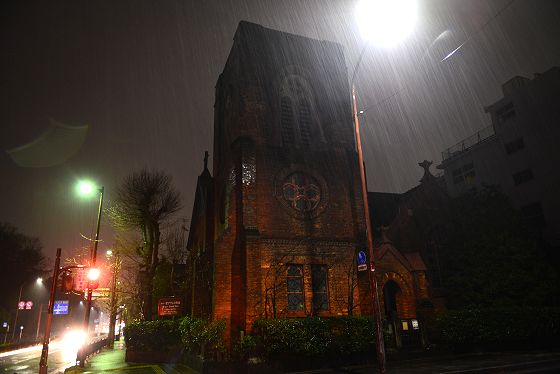 雨に濡れる聖アグネス教会