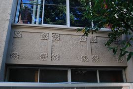 建物西面の壁面装飾
