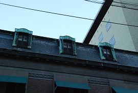 マンサード屋根の窓