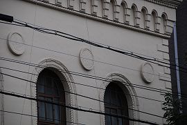 アーチ窓と壁面装飾