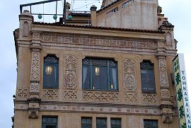 4階壁面のテラコッタ・タイル装飾