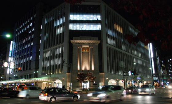 夜の三菱東京UFJ銀行 京都中央支店