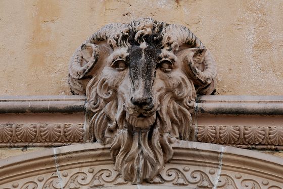 顔はライオンで羊の角を持つ動物の装飾