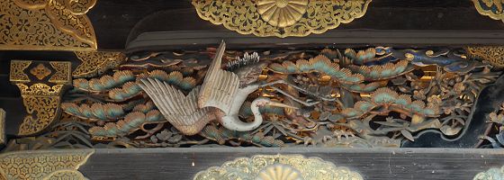 蟇股左側の鶴に大和松の彫刻