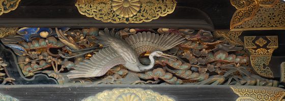 蟇股右側の鶴に大和松の彫刻