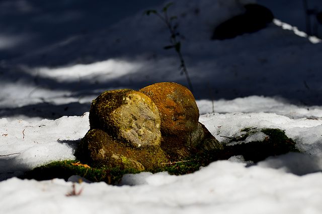 雪の中のわらべ地蔵