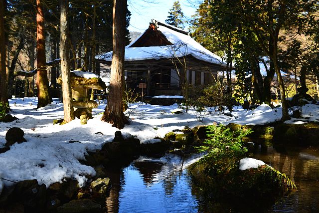 弁天池に映る雪の往生極楽院