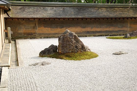 龍安寺の石庭 左側の石群