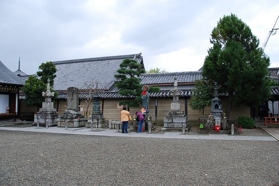 東寺 毘沙門堂横の石碑群