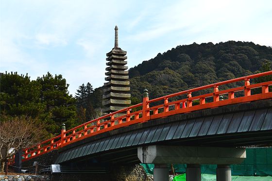 喜撰橋の下流から眺めた十三重石塔