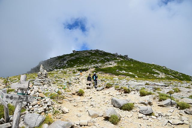 中岳への登山道