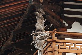 二層目の屋根を支える龍の飾り柱