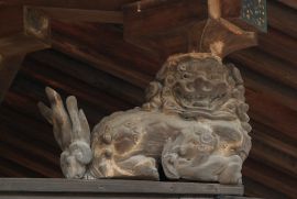 初層の屋根を支える獅子の彫刻